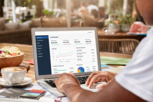 Comparing Restaurant365 (R365) vs QuickBooks Online for US restaurants. Discover the pros, cons, pricing, and workflow differences for your operations.